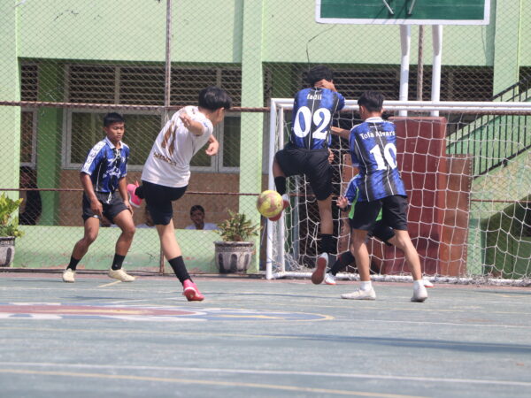 Salah satu aksi pemain dalam pertandingan Futsal antar kelas