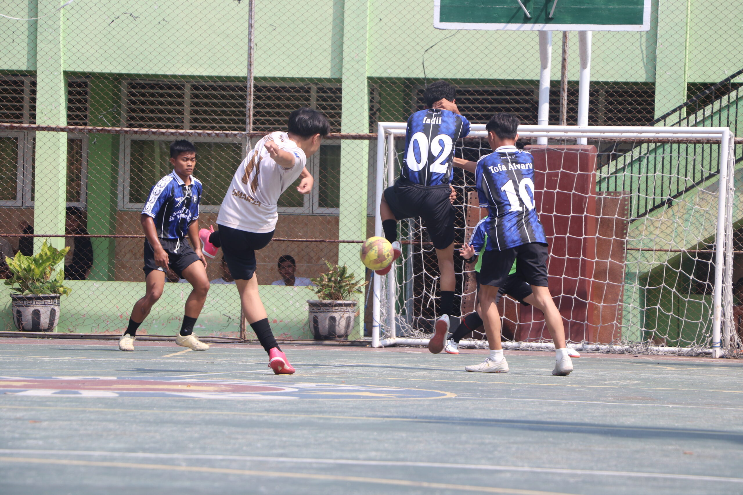 Salah satu aksi pemain dalam pertandingan Futsal antar kelas