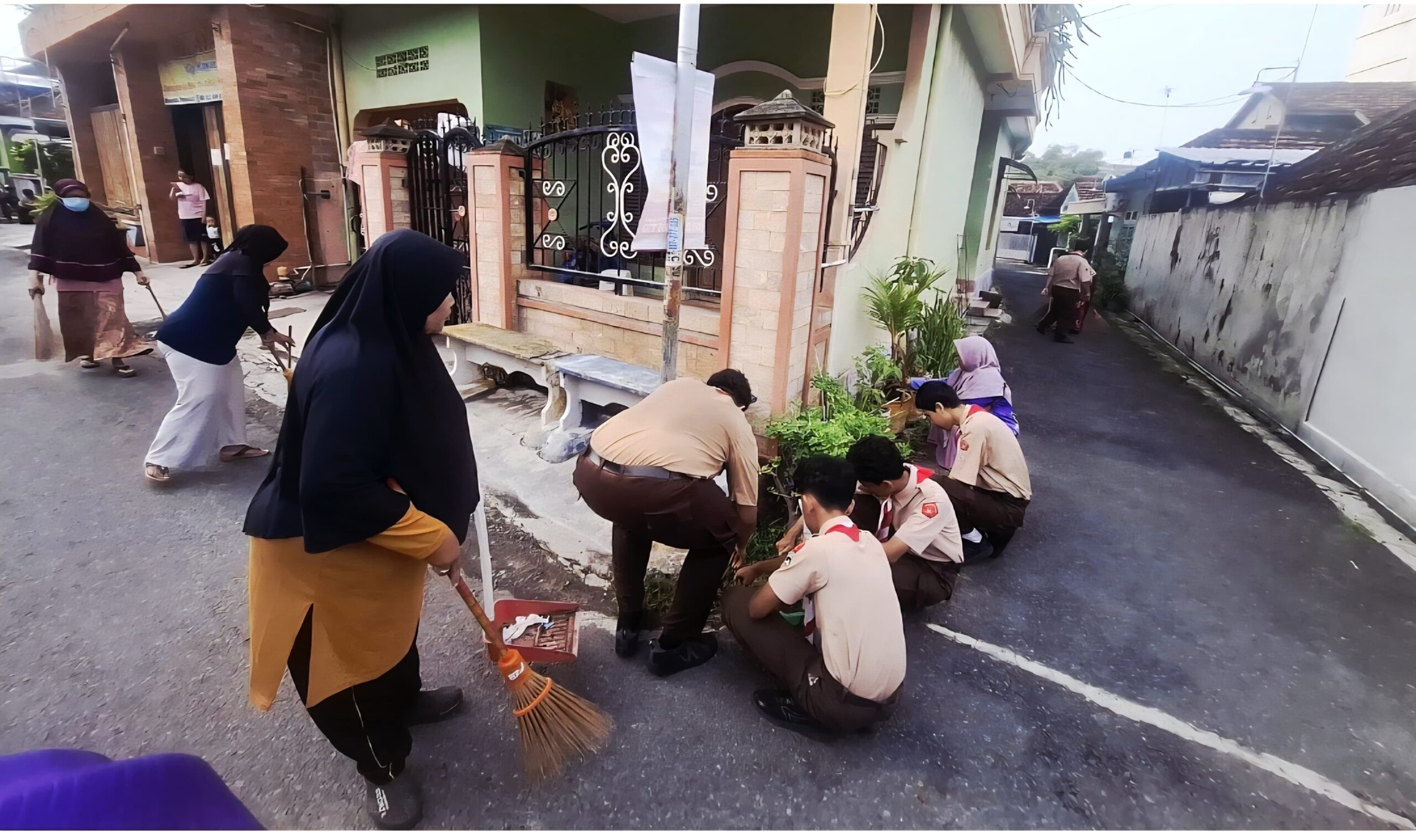 Siswa SMAN 1 Cepu bersama warga sekitar membersihkan lingkungan di kawasan Gang Mawar, Kecamatan Cepu, sebagai bagian dari kampanye aksi cinta lingkungan pada kegiatan “Lingkungan Bersih dari Sampah”, Jumat (23/5/2025).